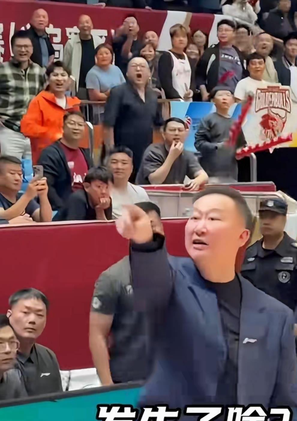 刘维伟在浙江主场被喊“下课”后当场回怼，吃了个技术犯规。第四节青岛追分追不动的时候，看台上那几声喊得清清楚楚，刘导转身就跟球迷杠上了，吴前和王仔路跑过来拉都拉不住。说句公道话，浙江稠州这批班底是他一手带出来的，功勋俩字他担得起。可青岛开季三连败也是真真切切摆在眼前，韦瑟斯庞发着烧坐场下，约克腿都灌了