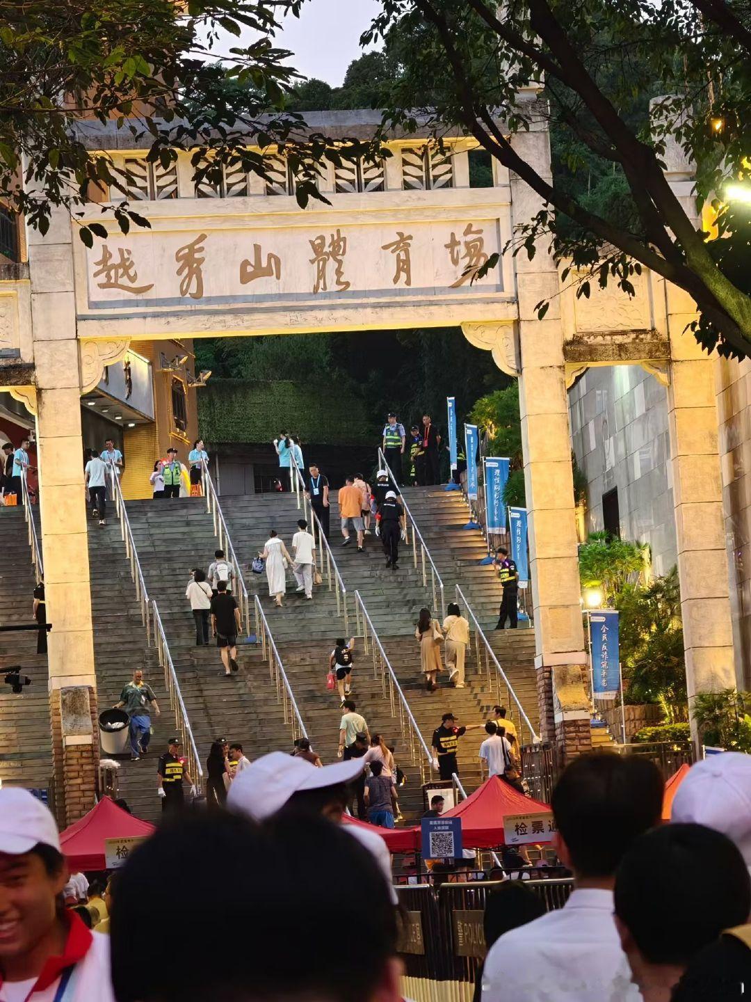 粤超半决赛首回合，广州代表队1-1深圳队。
平分收场，悬念留给下一场！#粤超# ​