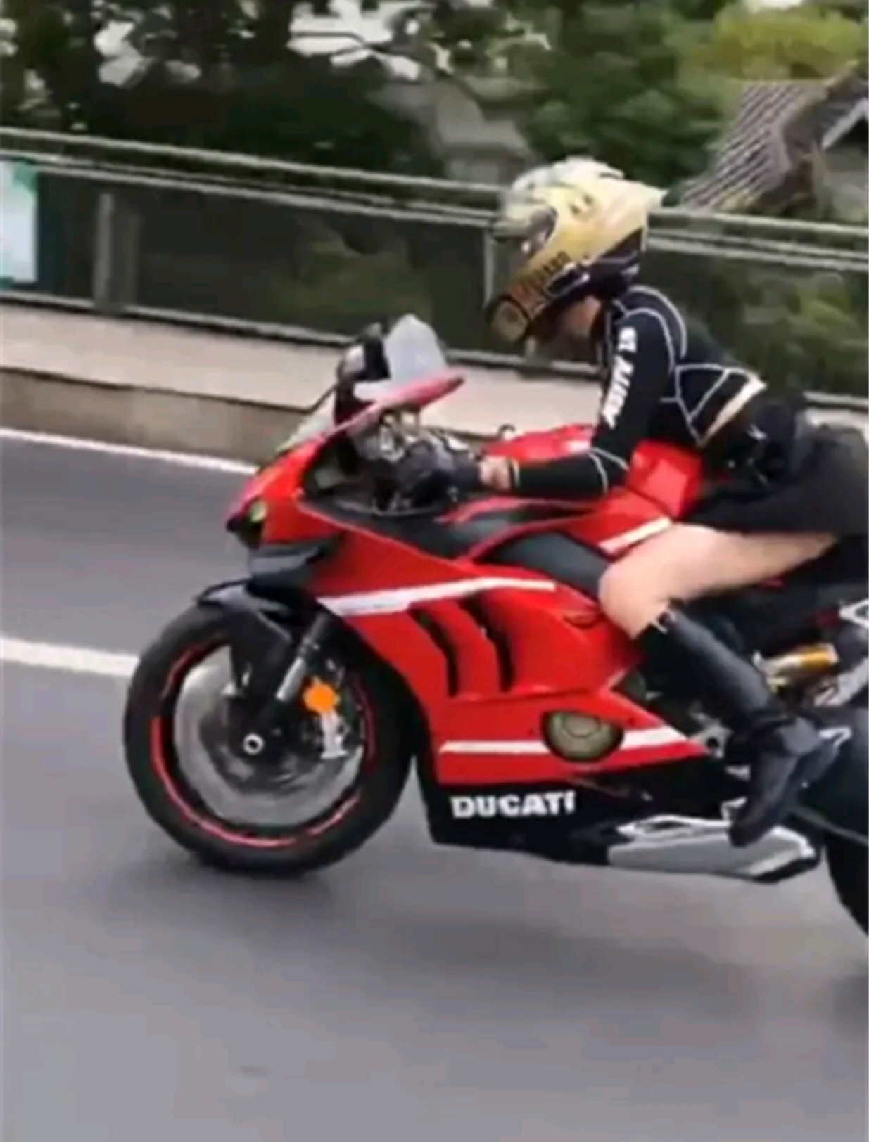 G15沈海高速上，那画面真让人后背发凉。一个年轻女孩骑着红色杜卡迪Panigale V2，时速表指针直接干到217公里每小时。这哪是骑车，这是在拿命玩火。

她单手扶把，另一只手还拿着手机，时不时回头跟后面那辆黑色保时捷互动。车里男的兴奋得大喊“牛掰”，全程记录着这危险的一幕。视频里车速从200往上
