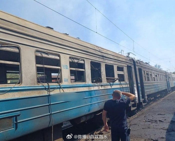 据乌克兰铁路公司消息，一架俄罗斯无人机在乌克兰尼古拉耶夫州袭击了一列郊区客运列车，造成数节车厢受损。由于乘客事先得到警告并及时疏散，无人受伤。 ​