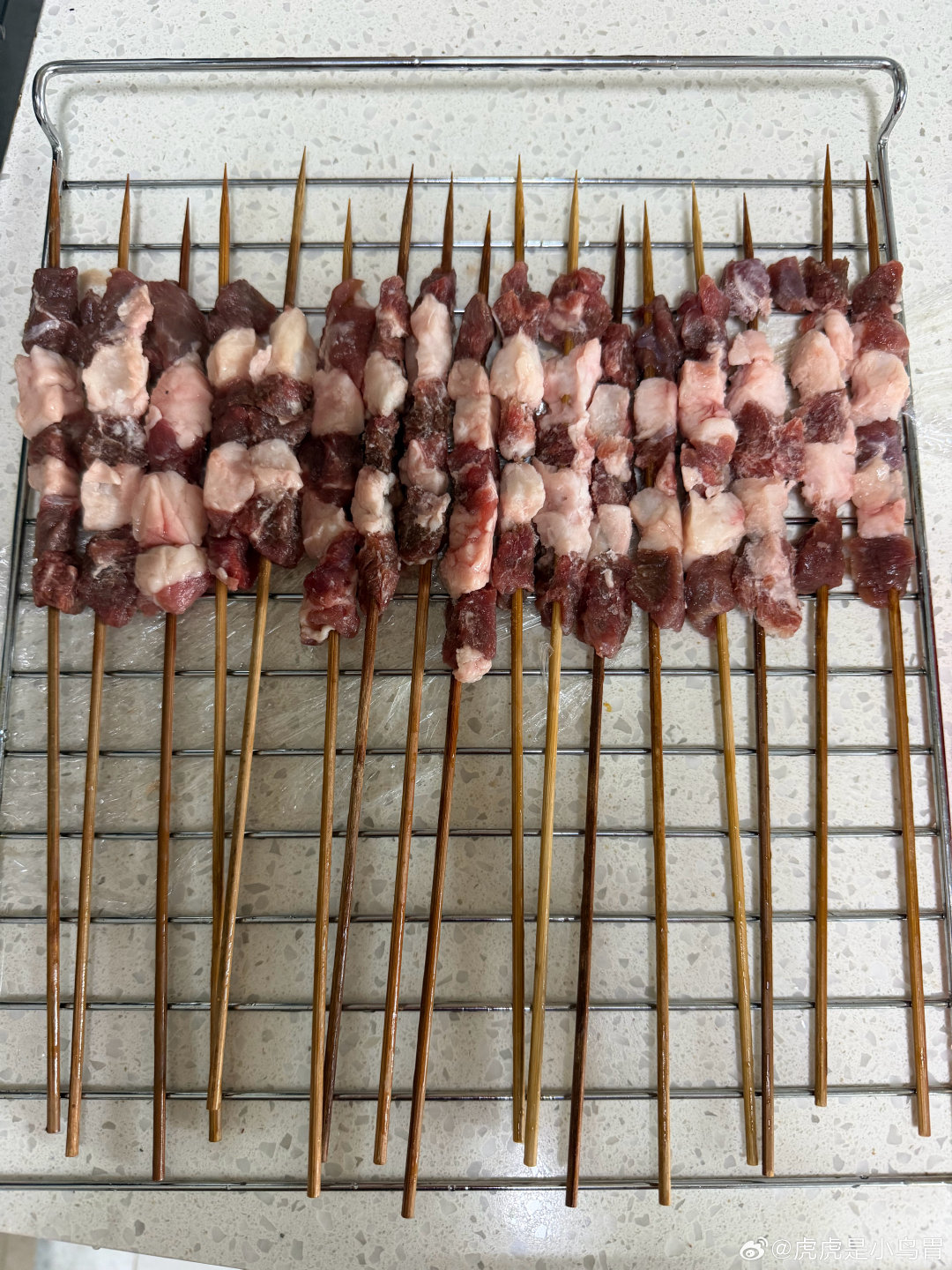 今天刷到闫东儿那儿来了一个大棉袄二棉裤的学霸 差点把我看哭了。当留守儿童那两年，就天天跟着我爷看赵本山的dvd，早年那些小品都看秃噜皮了，这也属于培养风向性格的一种方式了，东北基因嗷嗷崛起，走哪儿都逗比嗷嗷放光芒[太阳] ​