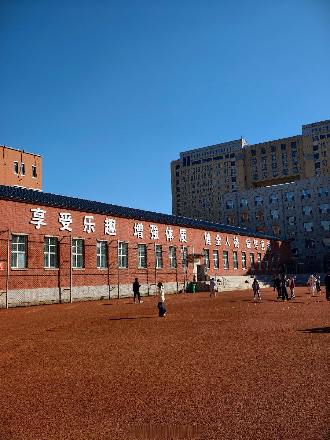 又来长春了，今天在这儿……📍长春大学
佳能青年影像学院课程圆满结束～和老师同学们一起分享旅行摄影、玩转最新专微，开心加倍。走在校园里，操场上社团招新，全是青春的气息，年轻真好！
MEMORYIMAGE©️📷 行间览摄
#带着微博去旅行##星动中国旗舰同行##微博旅游之夜# ​