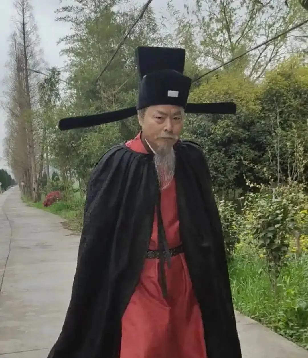 演过《觉醒年代》北大教务长的55岁演员王新昉，死后没人发现，最后是他儿子发了条朋友圈，帮忙结清了他欠下的账。

王新昉死在西安的出租屋里。他儿子发的第一条讣告，不是告别，是请大家来对账。谁欠他钱，他欠谁钱，哪部戏的片酬还没结，哪个朋友还借了他一笔，都列得清清楚楚。

网友们看到这事，第一反应是骂他傻