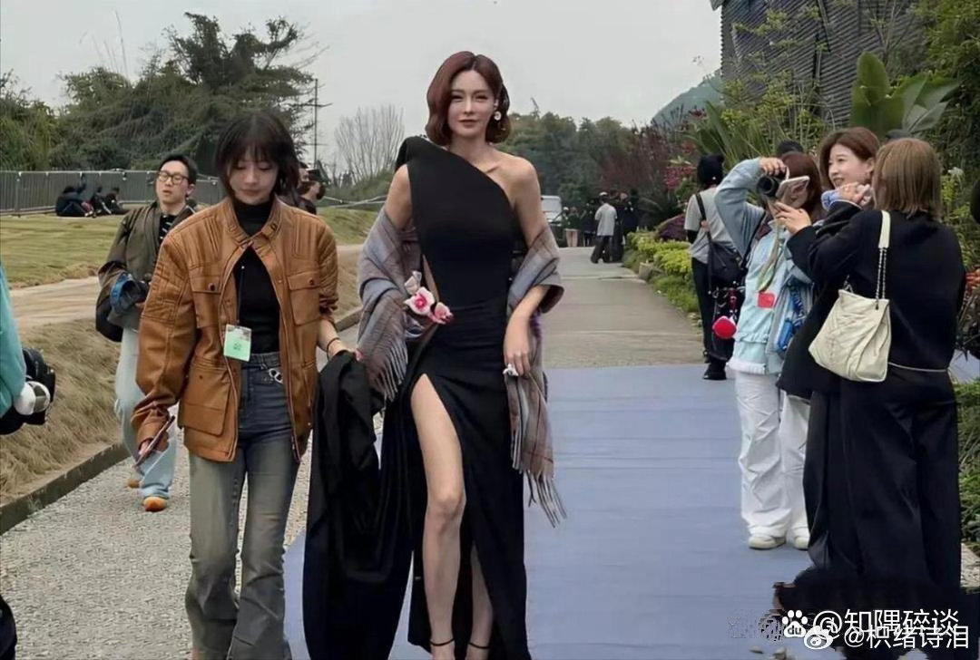 突然懂杜海涛了，沈梦辰直接把周边人都比下去了。 ​​​