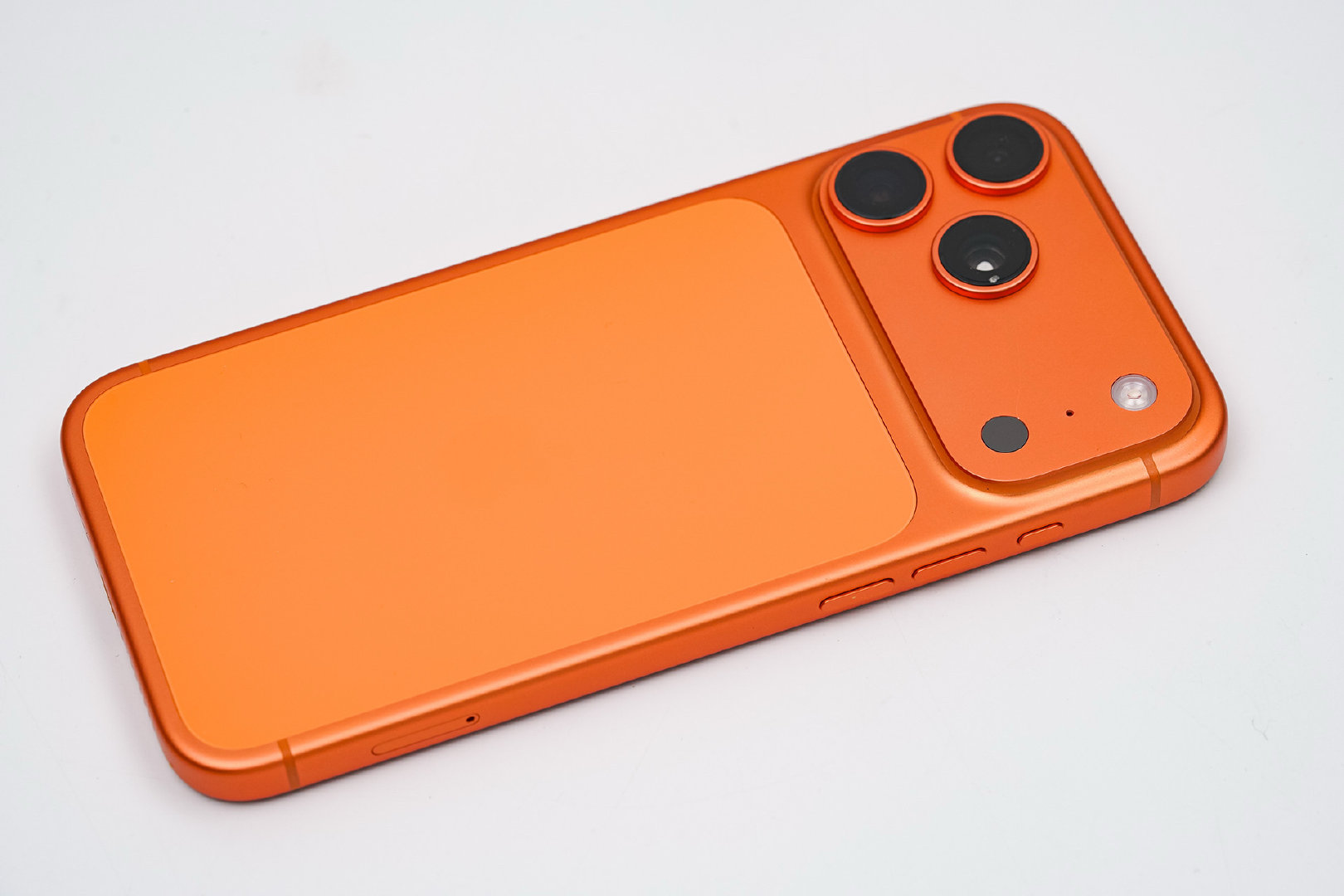 #iPhone17Pro史上最低价#每年不都是这样的操作，新款Pro发布，旧款Pro从官网下架。然后线下开始经历一轮涨价，降价，清库存的节奏，然后17Pro慢慢的没货了。 ​