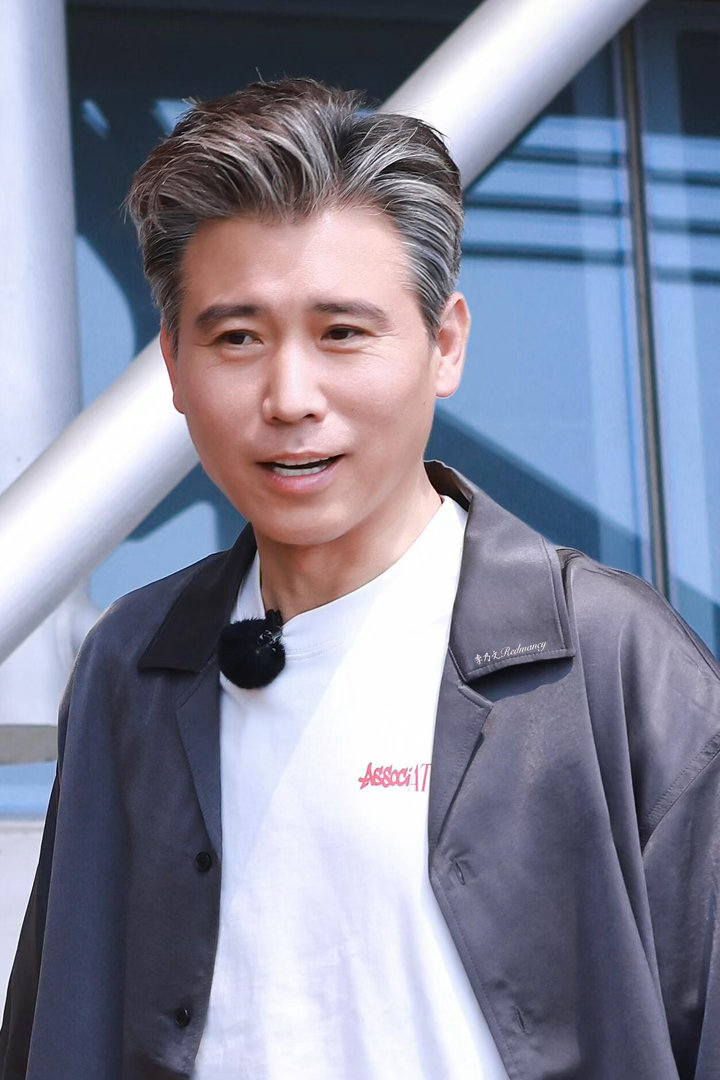 #疑似李乃文一家三口同框#李乃文家庭相关消息一直很少，这次网传偶遇画面，才让大家再度关注这件事 ​