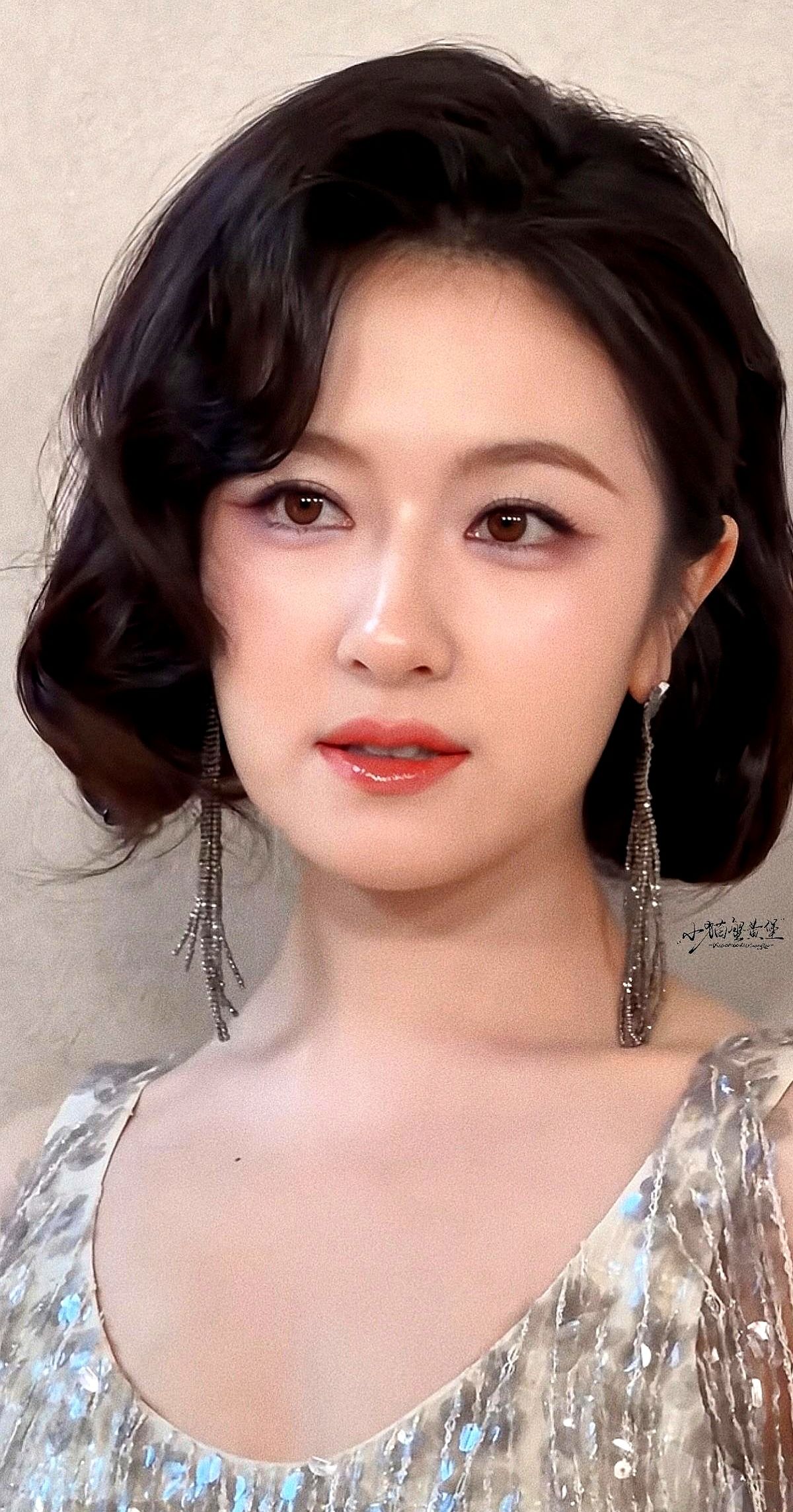 当年拍清宫戏，男演员抱不动李兰迪，全网都在嘲她胖，逼女演员节食。

但凡看了《朝雪录》里那段晨光下的侧脸镜头，就知道她这张圆脸多有灵气。镜头挑剔圆身、斜方肌、头身比，基因决定的骨架后天根本难改。现实里再正常不过的体重，到了镜头前非得瘦成纸片才叫及格？

男演员核心力量不行，凭什么每次买单的都是女演员