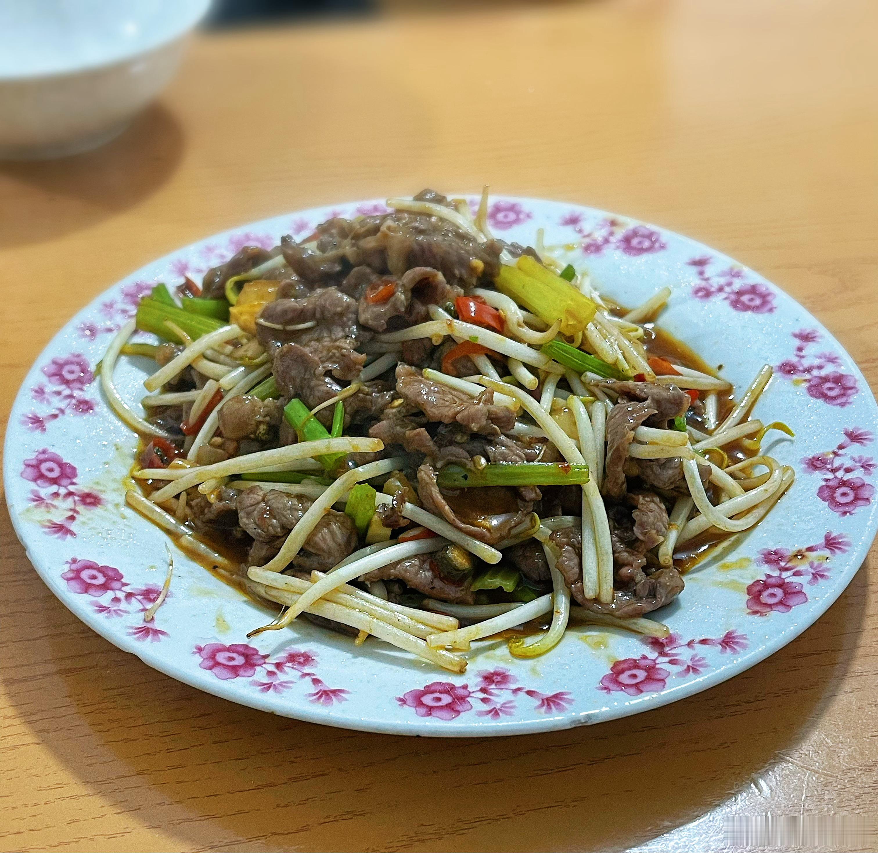 #人均餐饮消费只有32元##我的美食日记##好好吃饭# 天气大好，又出门寻找烟火气的“苍蝇馆子”。

这家名为“无名川菜馆”的小馆子，藏在“大塘新村”内，要找到它还真的费了点劲，到了门口连个招牌都没有，而且还略显杂乱。店主是来自乐山的一对夫妻，菜单在黑板上写着，点菜自己写，然后等着就是。

1 ​