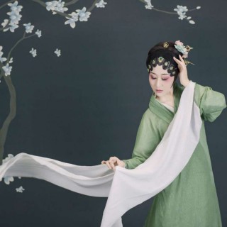 谁能想到！章若楠、蒋欣、叶一茜集体追更，这部古装剧彻底出圈
 
不少观众最近刷到这部古装剧，都会感到意外，没想到连几位知名女星都在追更，热度一下子就爆了。很多人一开始只是随手点开剧集，没有抱太高期待，最后却一集接着一集看，停不下来。
 
大家追剧，大多是被紧凑的剧情吸引。剧中没有大量冗余的支线，人物