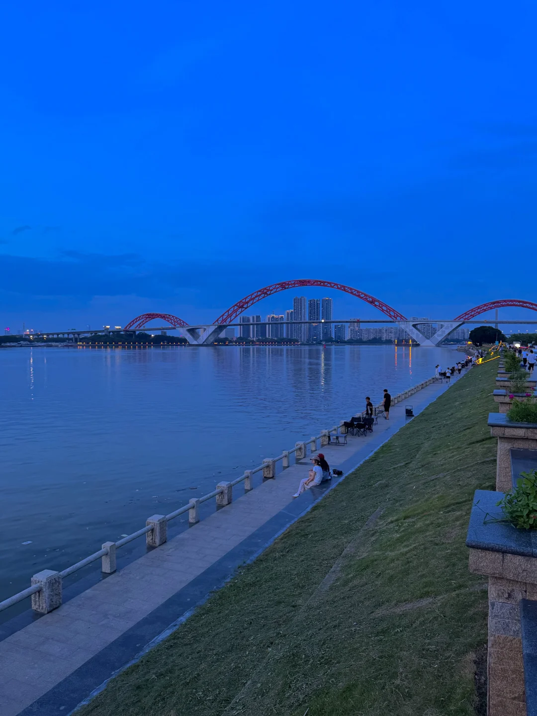 被广州这突如其来的blues hour💙浪漫到了～