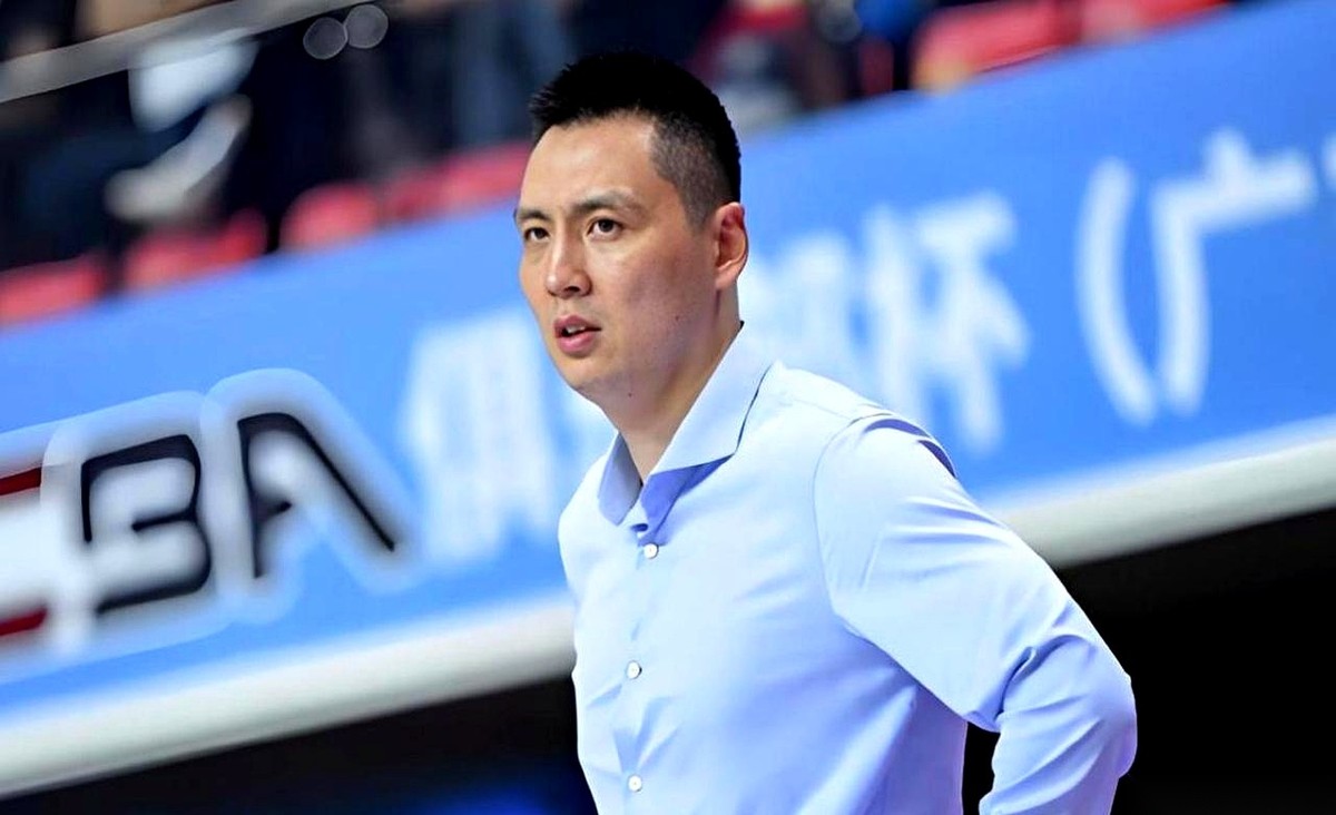 上海男篮打辽宁男篮苦战了两个加时才险胜，主教练卢伟赛后连深度分析都没做。
上海媒体人坚称这是主帅故意收着打，场上一度摆出全华班，拉塞尔也只给打了26分钟。
辽宁媒体人直接搬出张镇麟出场34分钟和刘铮打了23分钟的记录，坚称后半程根本没得藏。
两边的账其实都没算错，只是挑着自己想看的那一页在翻。
上海