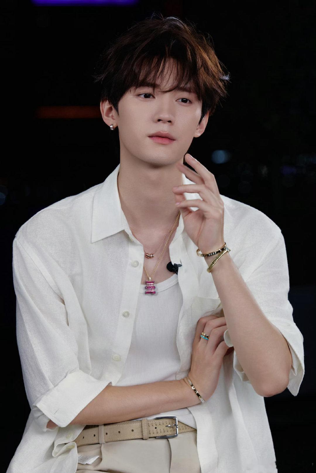 #周翊然[超话]# zyr#周翊然不想睡的星期五# 

有人揭开你的伤疤隔岸观火 就有人愿意拥抱你的过去

​