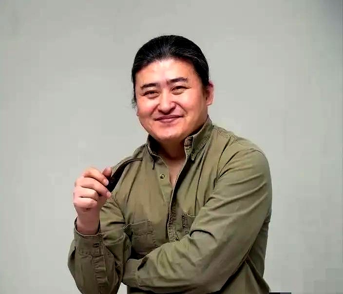 不查不知道，刘欢这背景还真不是普通人家。
父亲早年当兵七年，那会儿当兵可不容易，