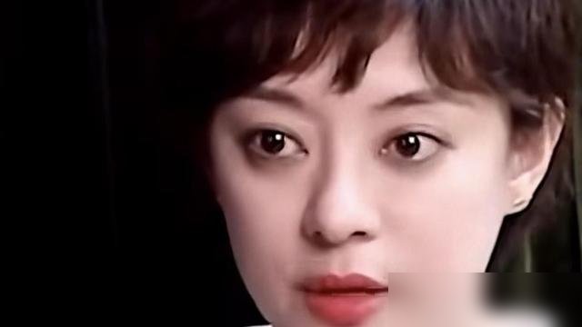 邓超最怕的不是孙俪，是小花。

这丫头嘴快，什么都敢往外说，当爹的天天提心吊胆。
儿子等等完全反过来，嘴甜，会哄人，孙俪被他拿捏得死死的。
一个耿直一个圆滑，同一对爹妈养出来的。
孙俪不纠正，也不比较，就让他们按自己的性子长。
前阵子网上乱传他俩离婚，小花当真了，跑去问妈妈。
孙俪没糊