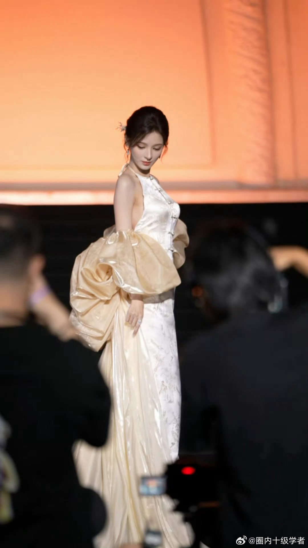 #张予曦新中式露背裙#
张予曦把新中式的美演绎得淋漓尽致！这件露背旗袍裙，简约盘扣勾勒国风底蕴，暗纹提花尽显质感，蓬松蝴蝶结增添柔美气息，露背设计又添几分风情，温婉又妩媚，满满的东方美人氛围感。 ​