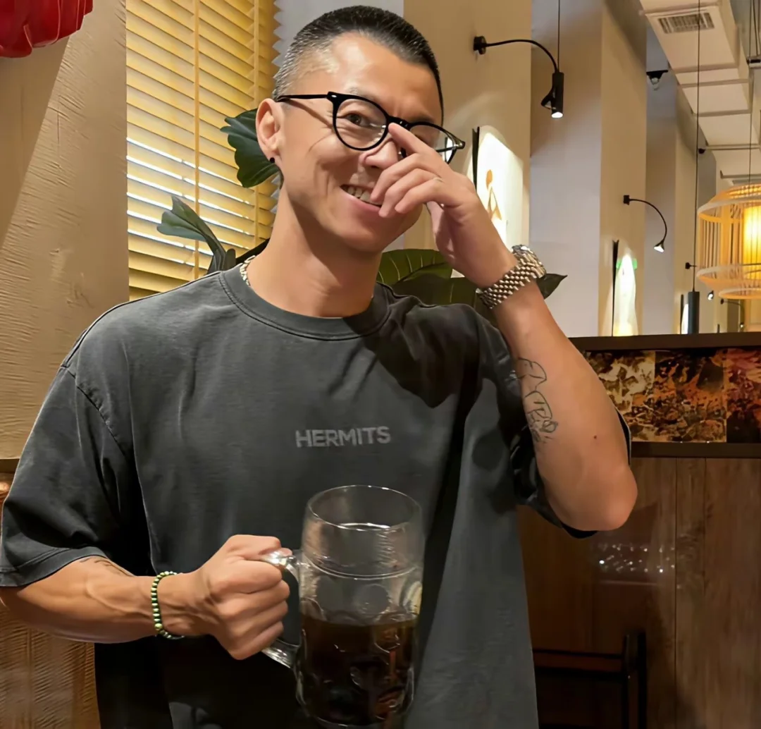 之前还是特吹呀，吹FSD怎么怎么好，然后有消息说上海特斯拉裁撤fsd的员工以后，
