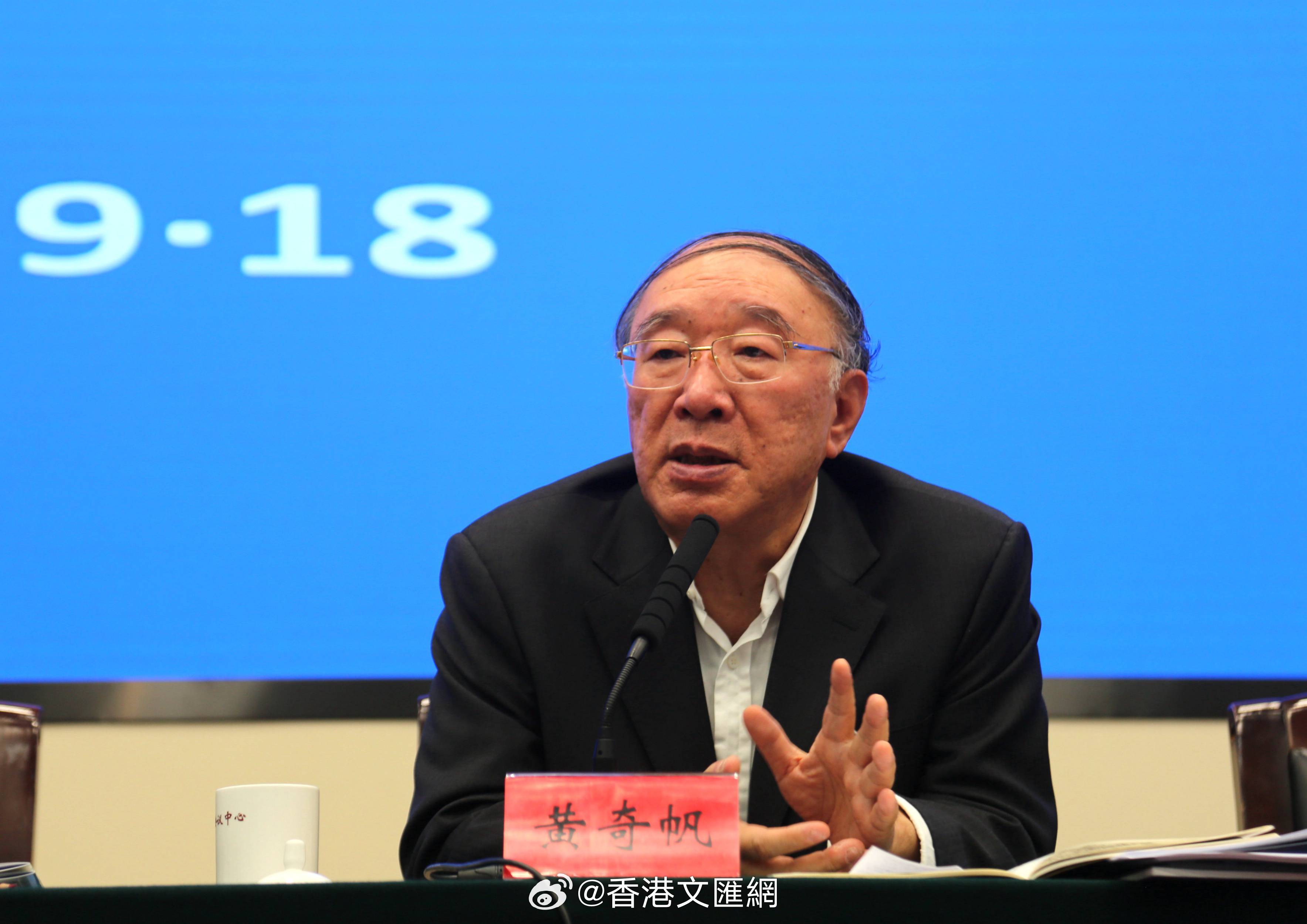 重磅打虎！#黄奇帆被查# #黄奇帆接受审查调查# 中央纪委国家监委网站10月13日消息，重庆市委原副书记、市政府原市长黄奇帆涉嫌严重违纪违法，目前正接受中央纪委国家监委纪律审查和监察调查。

公开简历显示，黄奇帆，男，汉族，1952年5月生，浙江诸暨人，大学普通班，工商管理硕士，研究员，1968年9月 ​
