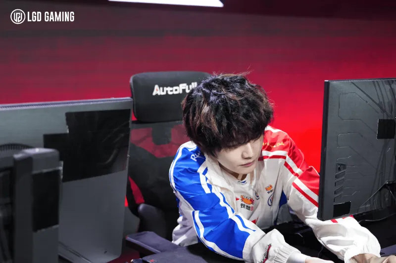 刘神的指挥让LGD上了一个档次啊，操作不比ycx好多少，但指挥强太多了

#LGD发文恭喜iG##Crisp力挺TheShy# ​