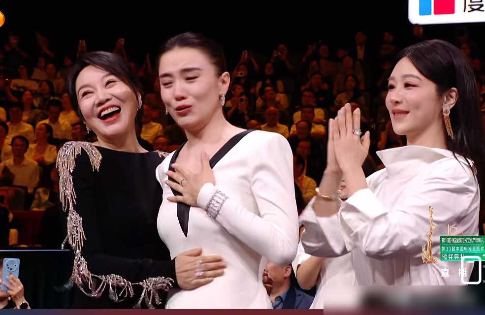 金鹰奖这夜，杨紫输给宋佳，却把全场都赢了。
信封藏在椅子底下，闫妮摸出卡片以为是自己的奖。跟胡歌、杨紫又是握手又是乐。结果一看，奖是宋佳的。
真正的狠戏在台下。杨紫愣了一秒，开始用力鼓掌。顺手比了个花手，笑得比谁都开。接着冲上去一把抱住宋佳，眼眶先红了，轻轻拍着对方后背，一句话没说。
记者问她