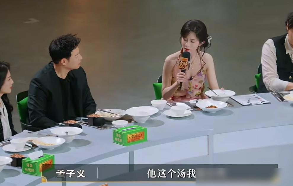 一句很普通，差点把厨艺比赛现场干沉默了。
在《食神·百厨大战》里，孟子义尝了一口选手的菜，放下筷子，一脸认真地给出评价：很普通，但是很好吃。
话音刚落，旁边的潘玮柏瞬间破防，低着头疯狂憋笑。王传君看热闹不嫌事大，直接补了一刀：你觉得人家听了能开心吗？
其实看她的眼神就知道，她是真想夸这菜有家的