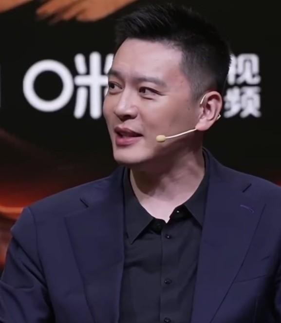 曾经统治联赛的十一冠王广东男篮，如今在昔日死敌眼里，居然连最起码的“硬骨头”劲儿都找不到了。
杨鸣在谈起广东队的近况时，话说得很透，甚至有点扎心。
他直言现在的宏远让人觉得极其陌生，以前那支不管落后多少分、隔着屏幕都能让人感受到扑面窒息感的铁血队伍，彻底不见了。
赛场上能缠、能撕咬，哪怕拼到人