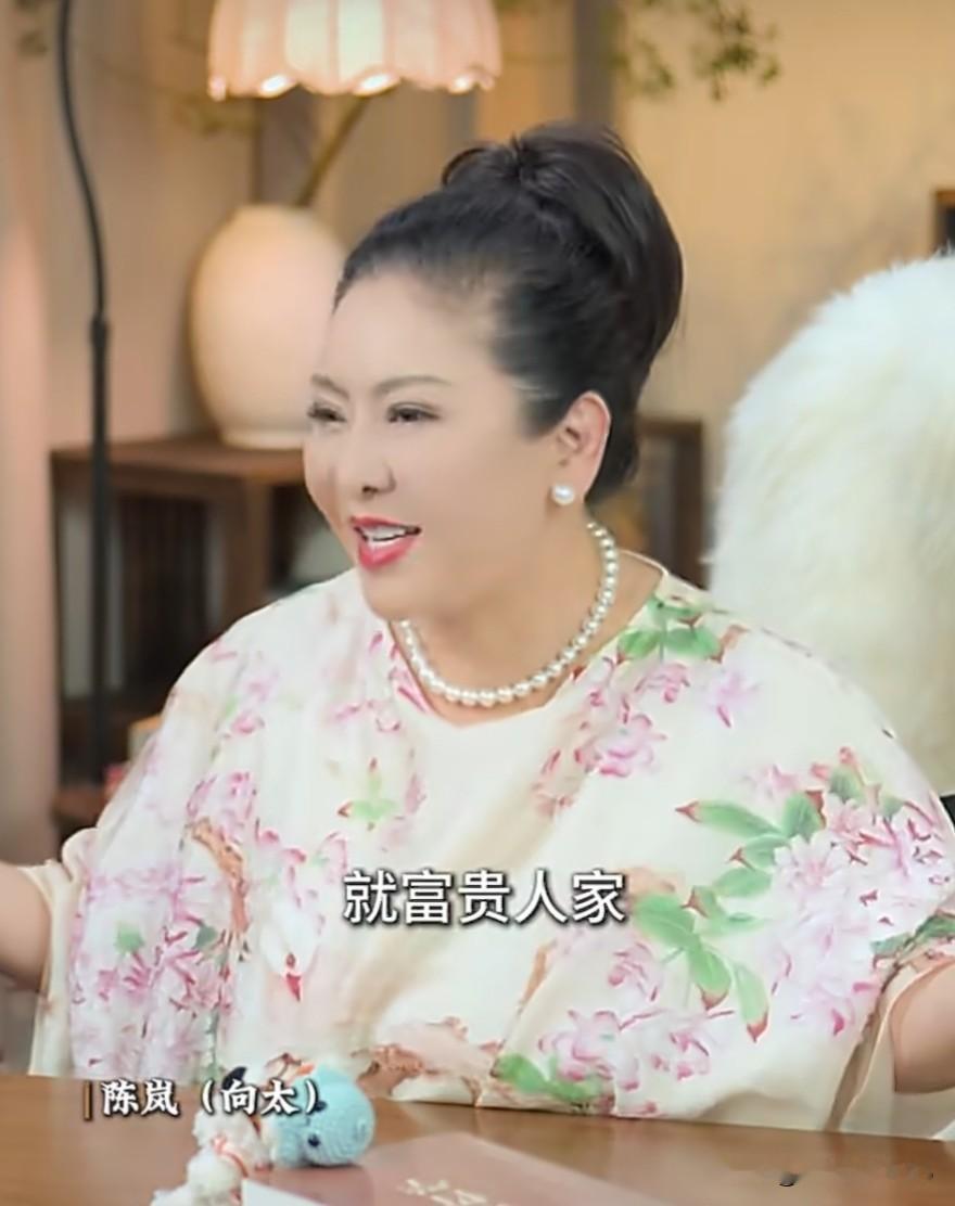 向太说，儿子成家后还对不对父母好，很大程度看娶的媳妇行不行。

真正在公婆身边尽孝的，往往是儿媳妇。

儿媳若不愿走动，儿子也就跟着远了，等于白养。

她拿郭碧婷举例：逢年过节，郭碧婷都会带着孙子孙女去看她和向先生。

他们在哪，儿媳就带着孩子往哪跑，向佐自然也跟着回。

向太的意思很明白：儿媳不是