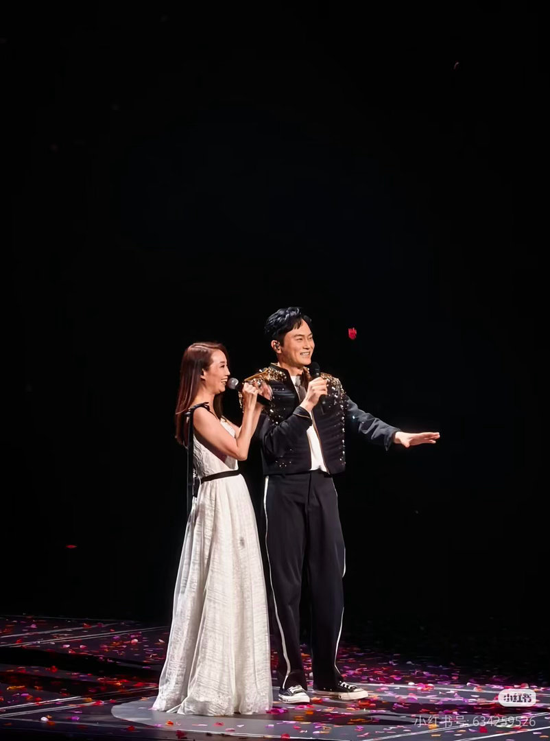 #张智霖与前女友许秋怡世纪合体#张智霖的舞台诚意满满，每一站都用心准备不同惊喜，佛山站请来许秋怡，送给港乐迷一份迟来多年的礼物。 ​