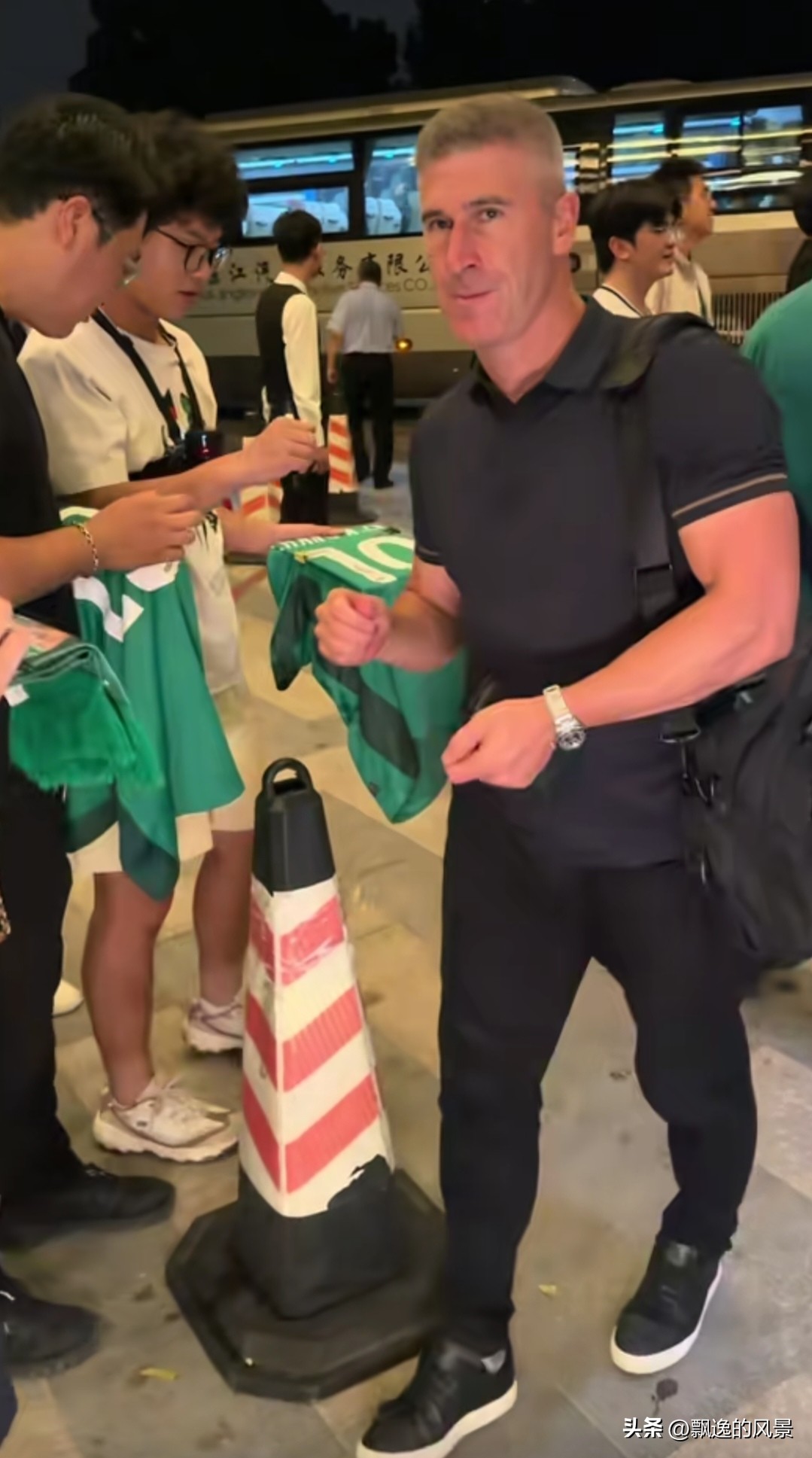 北京国安残阵挑战海港，虚名第二远不及阵容长远未来！
北京国安以残缺阵容远征上海，客场挑战强势的海港队。达万停赛，孔特、斯帕伊奇、林良铭悉数伤缺，后防、中场、边路多条战线受损，外援仅剩两人可用，加上张玉宁出战未定，球队早已不具备客场高强度硬拼的资本。
现阶段中超争冠格局已定，联赛第二名的实际含金量大幅