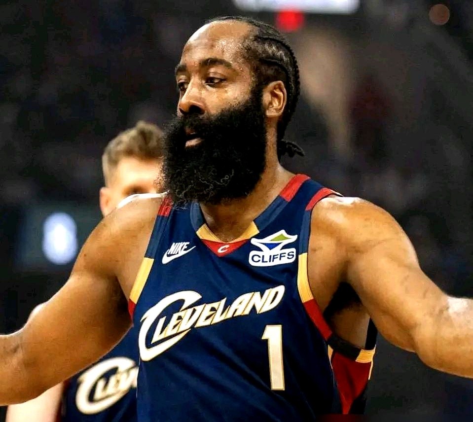 60分10板11助攻。NBA七十多年，只有詹姆斯·哈登一个人打出过这种非人类数据。

更狠的是，50分三双他拿了整整5次。约基奇、威少这些三双机器，在这项数据上只能看他的车尾灯。打76人那场，53分16板17助，他一个人把对面防线撕得粉碎。

就因为手里没总冠军戒指，加上早年造犯规的打法，这些神级纪