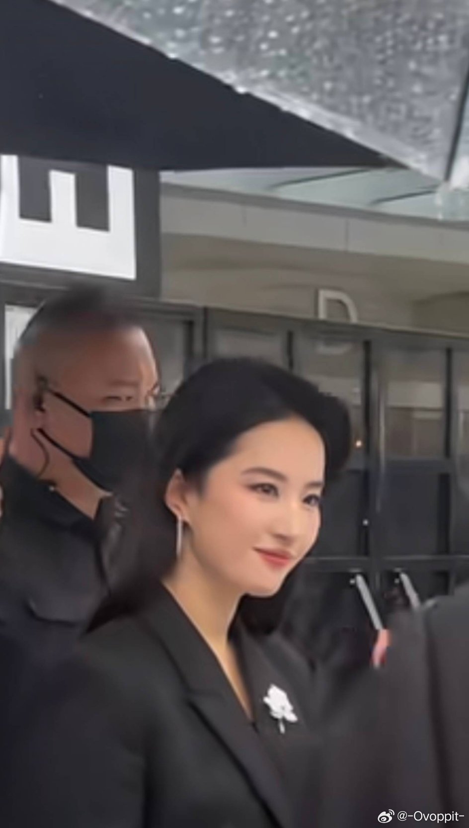 刘亦菲的耳环消失术
忽略第一张“生图”和修复痕迹
怎么两张图耳环长度都不一样 ​