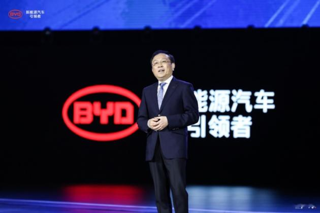比亚迪高管李柯在采访当中直言，随着闪充技术的普及，国内燃油车已经没有未来，这个观点一出，在汽车圈引发不小的讨论。
 
很多人听到这句话，第一反应会觉得说得太过绝对。可结合当下的市场环境来看，这番表态并不是凭空说出的。国内新能源的渗透率持续走高，不少城市的新车榜单里面，已经很难见到燃油车的身影。