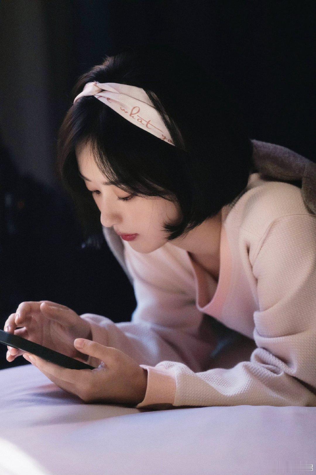 #赵丽颖[超话]#  抓到一只玩手机的小兔[举手][团圆时刻] ​