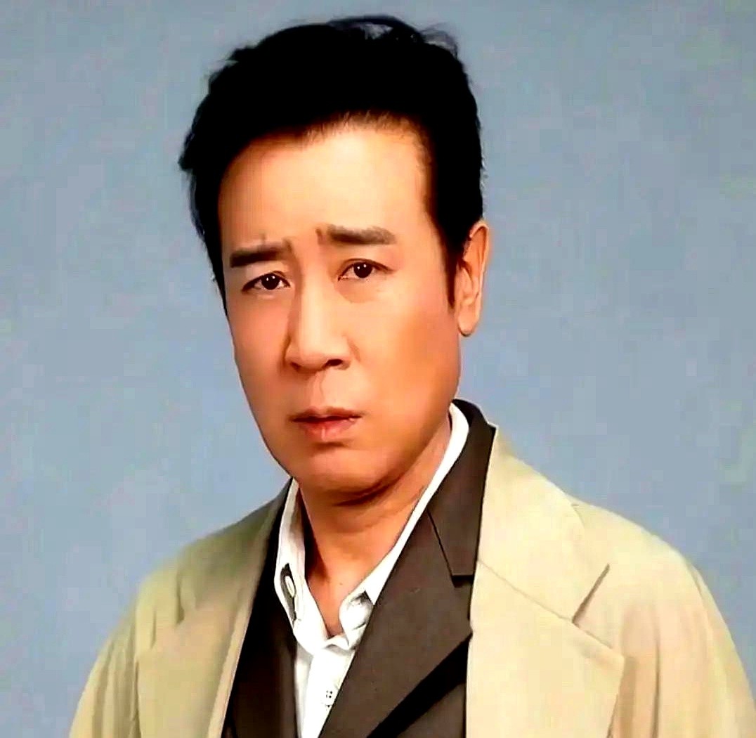 《历史的天空》杀青饭局上，李雪健突然指着于和伟来了一句：你这人骨子里带坏。

满桌人瞬间安静。

当年拍戏，于和伟自己给自己加戏，硬是把那个反派演到观众恨得牙痒痒。杀青后前辈们都在传，观众入戏太深，私下都记恨上他了。

李雪健当场把话挑明，直接劝他以后多演好人，把戏路彻底拓宽。

能把反派演到让老戏