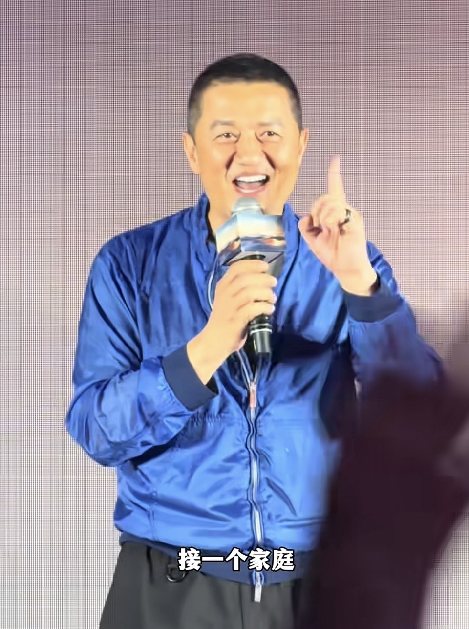 李亚鹏这次参加品牌活动，最让我记住的不是新车有多漂亮，而是一辆终于可以退休的旧MPV。那是一辆已经用了十几年的7座车。李亚鹏在台上感谢品牌方，说新车终于可以接替嫣然的“老伙计”了。说到这里，他的语气里没有炫耀，反而像一个操心多年的家长，终于有人帮他解决了一件一直舍不得花钱解决的事。

这辆旧车十几年