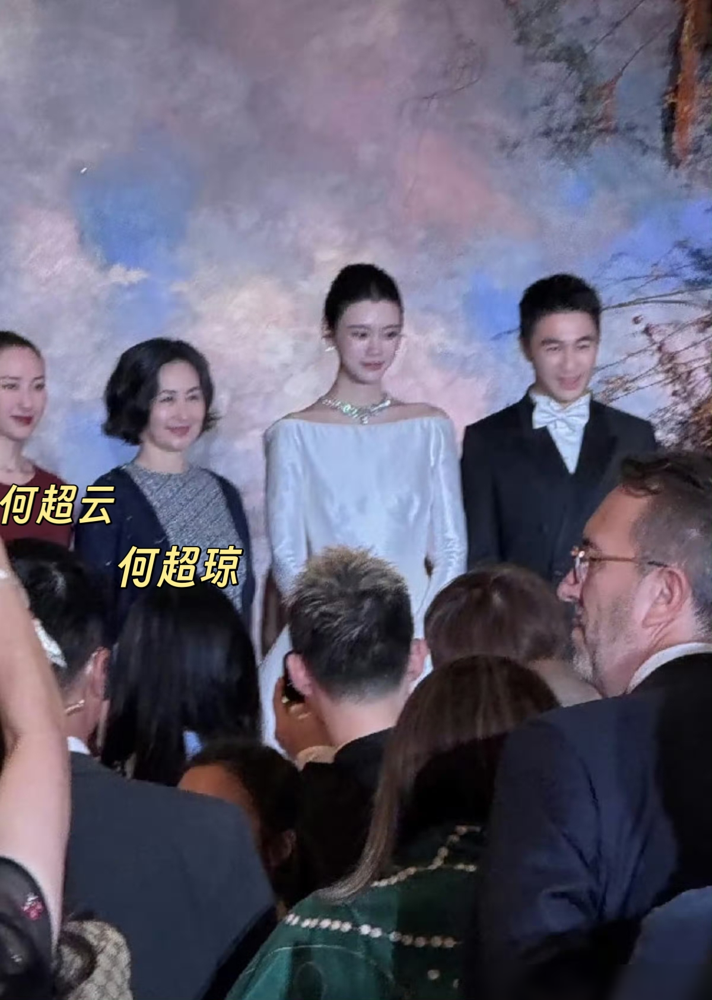 何超琼往四太梁安琪身边一坐，拍手拍得比谁都响。
9月28日澳门上葡京，何猷君奚梦瑶答谢宴，何超琼、何超云、何超凤全到齐，何厚铧坐第一排。500人的场子，二房三房四房的话事人都露面了。
当年何超莲巴厘岛婚礼，其他房一个没去。这回四太亲自上台用粤语谢奚梦瑶，说小明善良优秀，带来两个小朋友。奚梦瑶只回