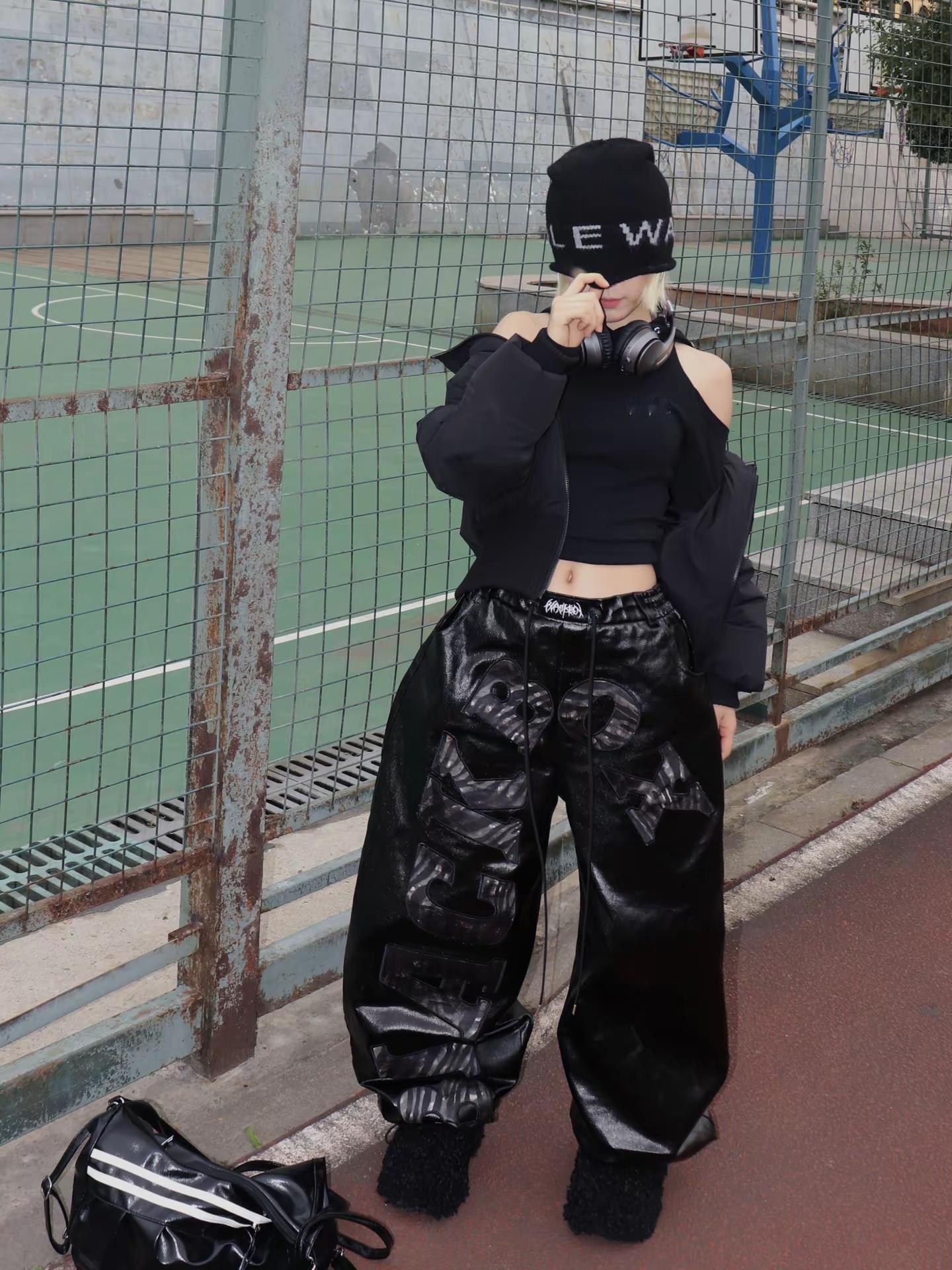 室外依旧帅的不行！！非常重磅的皮裤  ！现在就是穿它的最好季节！