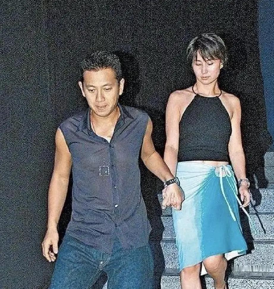 一边是坐拥千亿商业帝国的单身女首富，一边是老婆孩子热炕头的事业有成男

这两个如今看似八竿子打不着的人，当年可是爱得满城风雨，偏偏被赌王一句狠话给硬生生拆散了

一张泛黄的旧照片里藏着太多遗憾

那时候的何超琼刚从一段压抑的包办婚姻里逃出来，好不容易能喘口自由气

照片里她和杨其龙牵着手走下台阶，卸