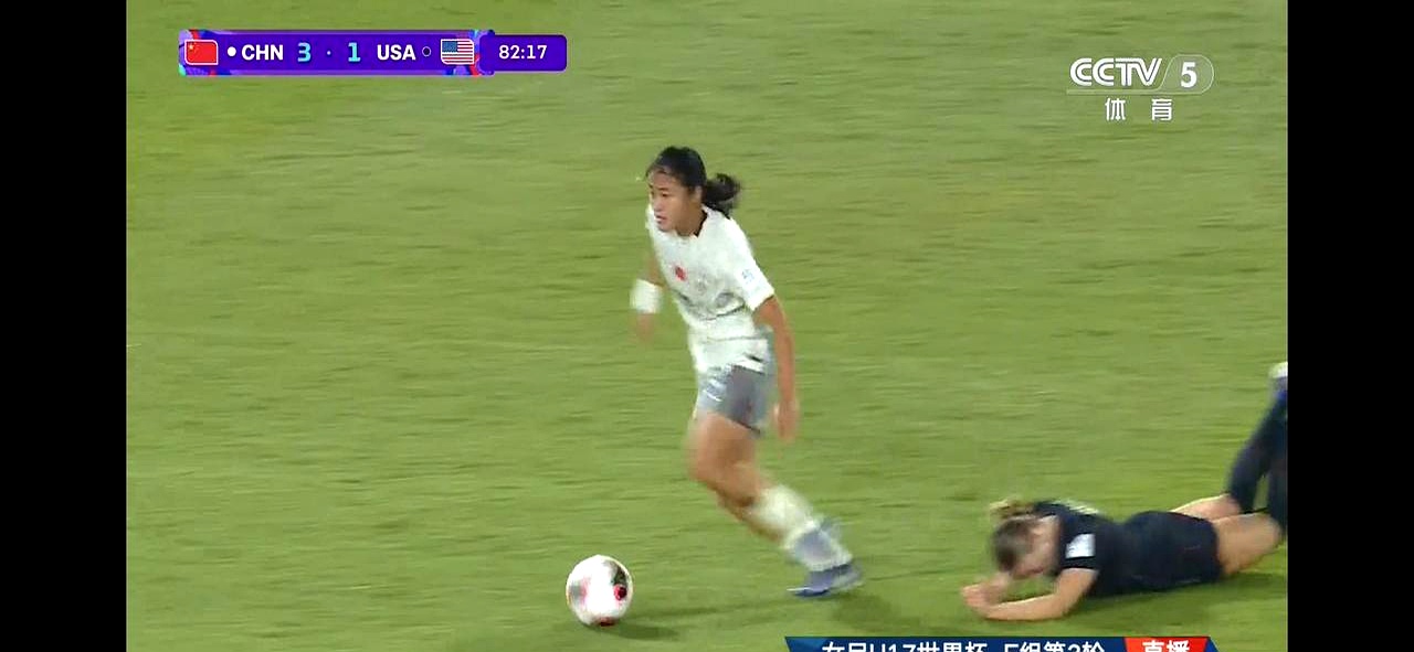中国U17女足真没让人失望
 

小组赛三连胜踢得荡气回肠
 

最后三比二把美国队硬生生拉下马
 

拿到了E组第一直接冲进十六强
 

接下来的八分之一决赛又要死磕法国队
 

真为这帮姑娘捏把汗
 

不过看开局第八分钟那记闪击
 

大家心里那块大石头总算落了地
 

开场就给对手一个下马威