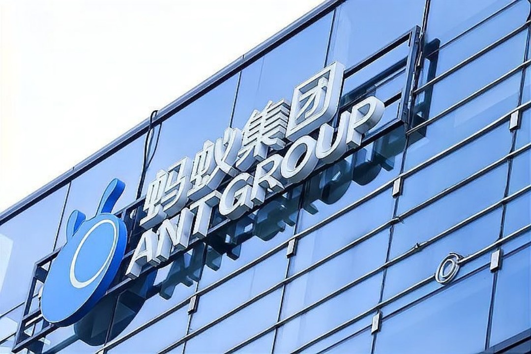 【#支付宝发布国内首个智能体商业底座#，#AI服务将无处不在#】
支付宝正式杀入智能体赛道！
8月17日，支付宝在杭州召开#首个AI生态大会#，发布国内首个全栈智能体商业底座及多智能体跨端互联AHA协议体系，联合千问、华为、OPPO、比亚迪、吉利等20余家企业共建#智能体互联生态#。旗下超级服务智能体“阿 ​