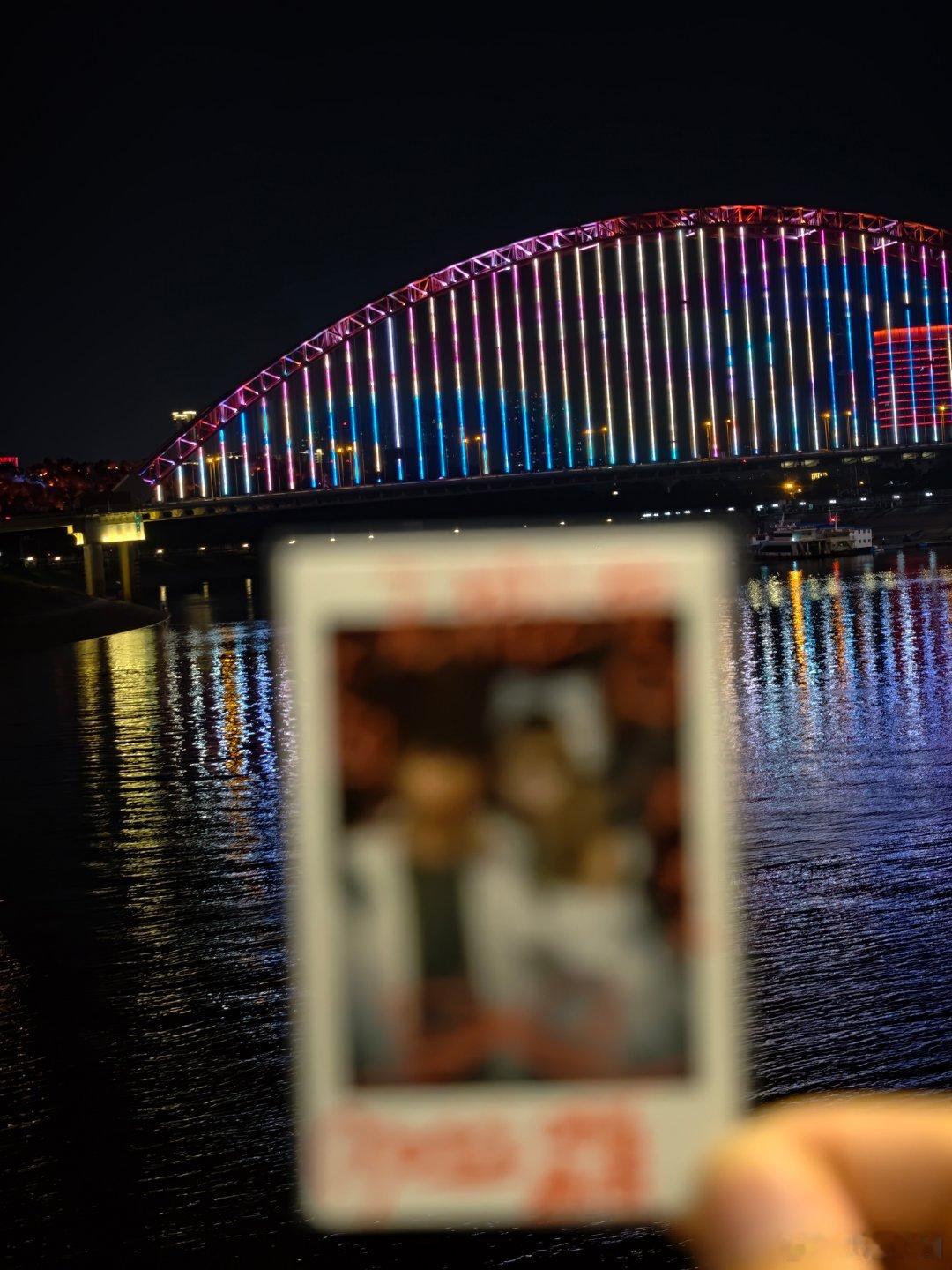 Memory Echoes in National Hoildays

国庆巡游的第四站来到了晴川桥，这个桥可能对于大多数人来说并不知名。毕竟武汉桥太多了，而且大多都是长江大桥，这种偏小的桥，又不在主干道上，没有那么多人知道。但他是我小时候见过最多的一座桥，对于我的意义到底是不一样的。

小时候其实武汉三镇的联系并没 ​