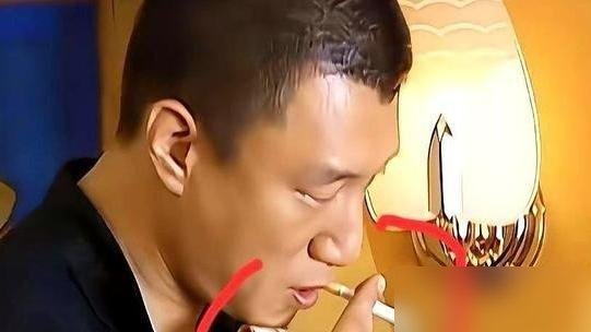 孙红雷拍戏，道具组递上假烟，他直接扔了，换真烟，半盒下去嗓子熏哑。
就为了一个镜头，一个黑老大抽烟的镜头。他说假烟没那个劲儿，观众一眼假。
再看现在这帮年轻演员，骑假马，滴眼药水，绿幕前面比划两下就敢叫演戏。台词念数字，打戏全靠替身，哭戏全靠后期。
孙红雷今年接了《铁证》，演个司机一步步混成黑