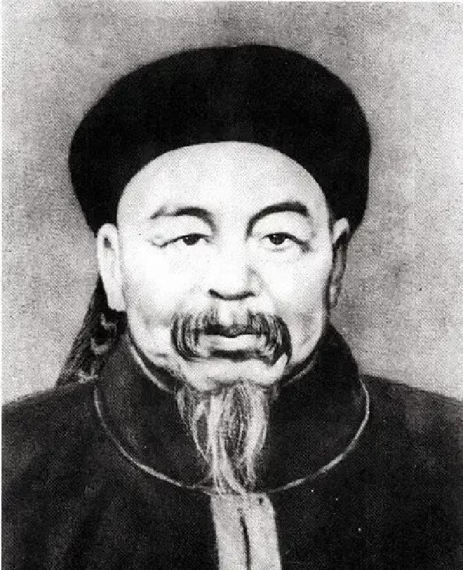 1859年，咸丰皇帝下旨将左宗棠斩首示众，湖北巡抚胡林翼对左宗棠说：“皇命难违，本官也无办法，但你可找一人，或许能保你性命！”

胡林翼的声音不高，说完这句就端起茶碗，低头吹了吹浮叶。左宗棠站着没动，他看得出这位老朋友是真没法子了。

“找谁？”

“肃顺。”

左宗棠嘴角动了动，像是想笑又没笑出来