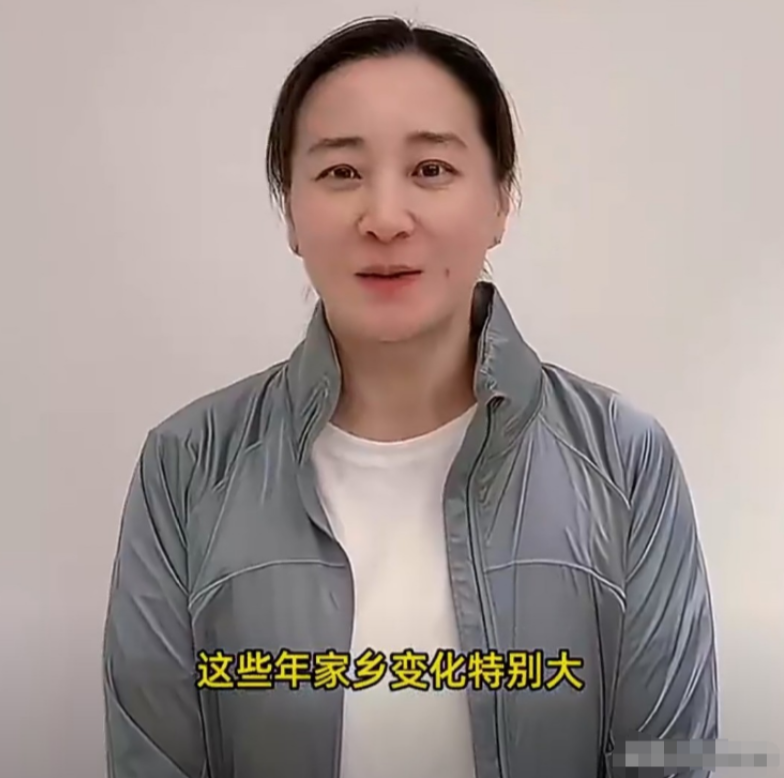 贾玲，引发热议！

消失两年多的贾玲突然出镜，这次不是为新片：44岁的她，活成了自己最舒服的样子。

娱乐圈真的很有意思，一堆明星挤破头抢热度、跑综艺、宣新剧，生怕观众转眼就忘了自己，偏偏有人反着来。

消失两年多、几乎查无此人的贾玲，毫无预兆地冲上热搜，没有官宣、没有预热、没有流量套路，仅凭一段短