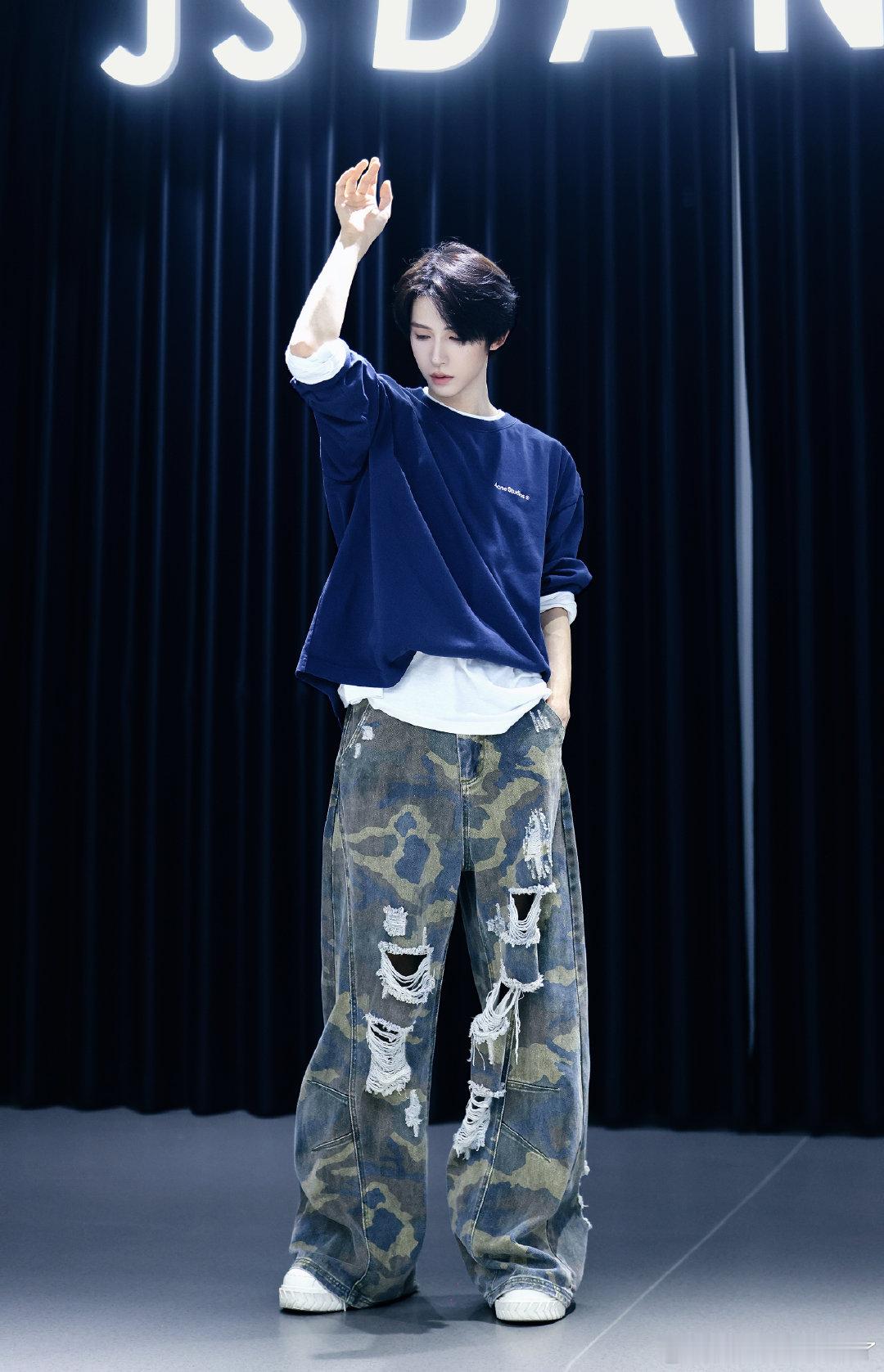 #刘宇0824生日快乐##刘宇廿六驭梦山河# 

今天辛苦了刘宇老师！

抬手之间，所有对舞蹈的热忱，都在此刻静静酝酿，等待舞台之上的绽放！

​