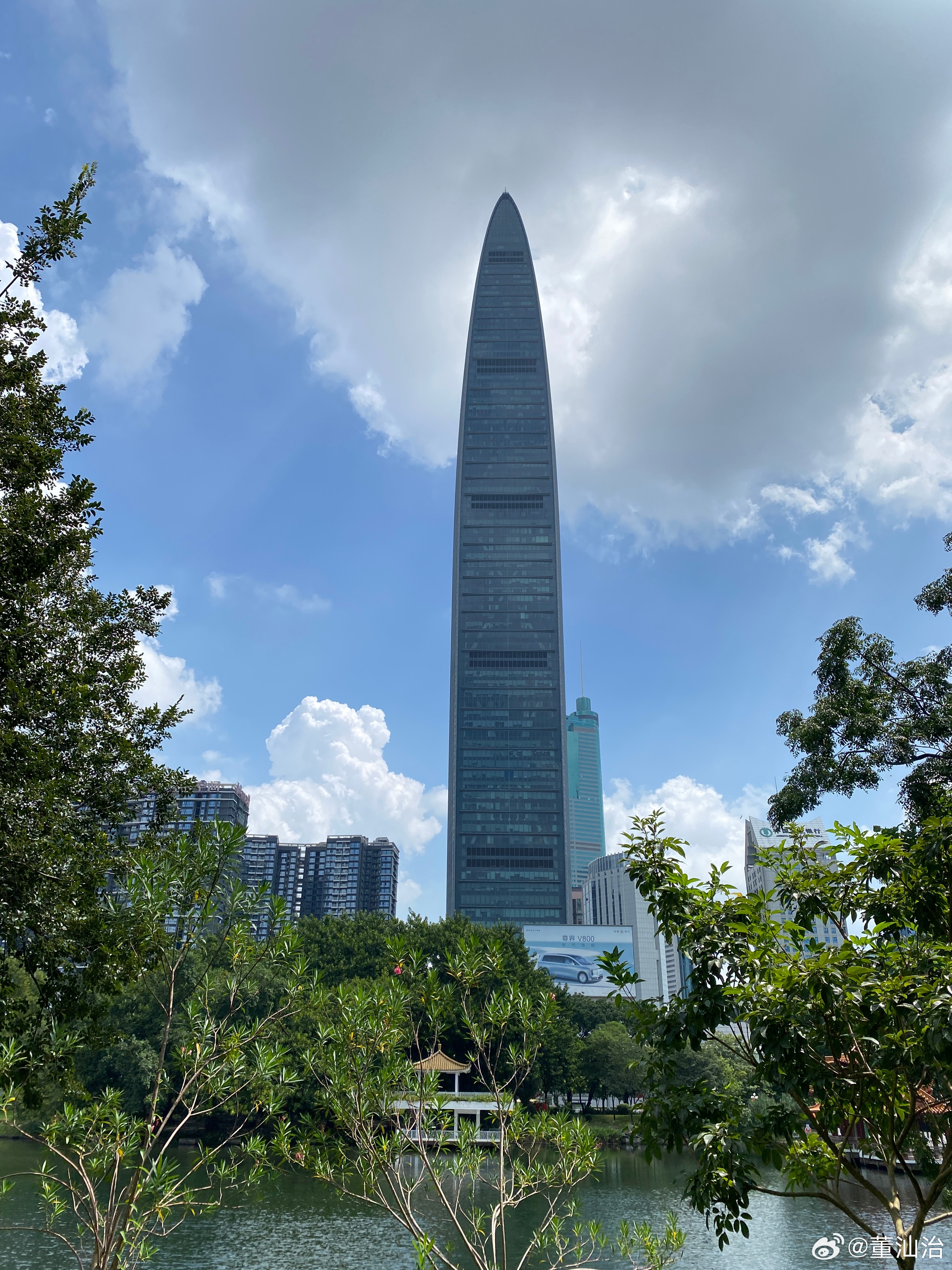 知道这是哪里？什么建筑吗？
        2016、17年曾经在这里工作过两年，时光如梭，转眼10年过去了，但这里的地标建筑依然矗立在这里，续写着他们的历史。
        这里是特区深圳最早的经济中心，最繁华的地方——罗湖区。随着深圳城市的发展，城市中心也逐渐转移到福田、南山，但历史却产生了记忆，永 ​