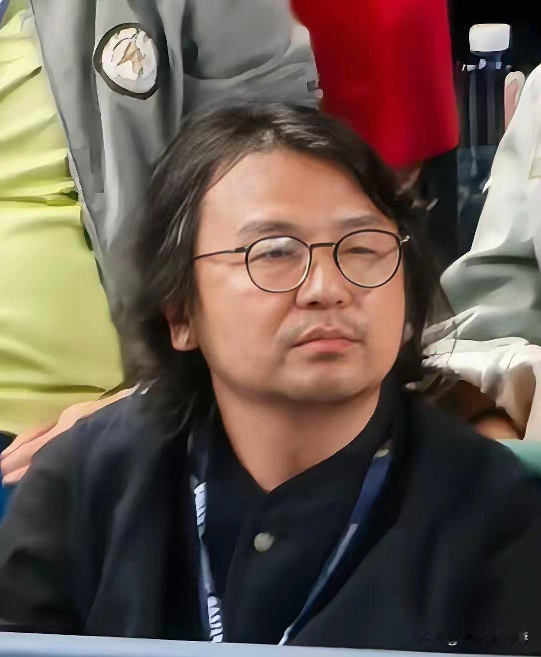 雷佳音面相变了！长发齐肩胡子拉碴肿又油，现身大师赛脸垮认不出 ​