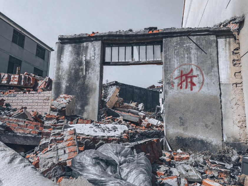 全国首例！强拆致人死亡，被判定为正当防卫，当事人获无罪释放。在以往的司法实践中，只要冲突导致有人丧命，防卫者往往难辞其咎。“死者为大”的固有思维，常让正当维权的普通人，陷入司法困局。陕西西咸新区一份正式生效的一审判决，彻底打破了这一司法惯性。

2026年8月18日，陕西咸阳一份法院判决书，刷屏全网