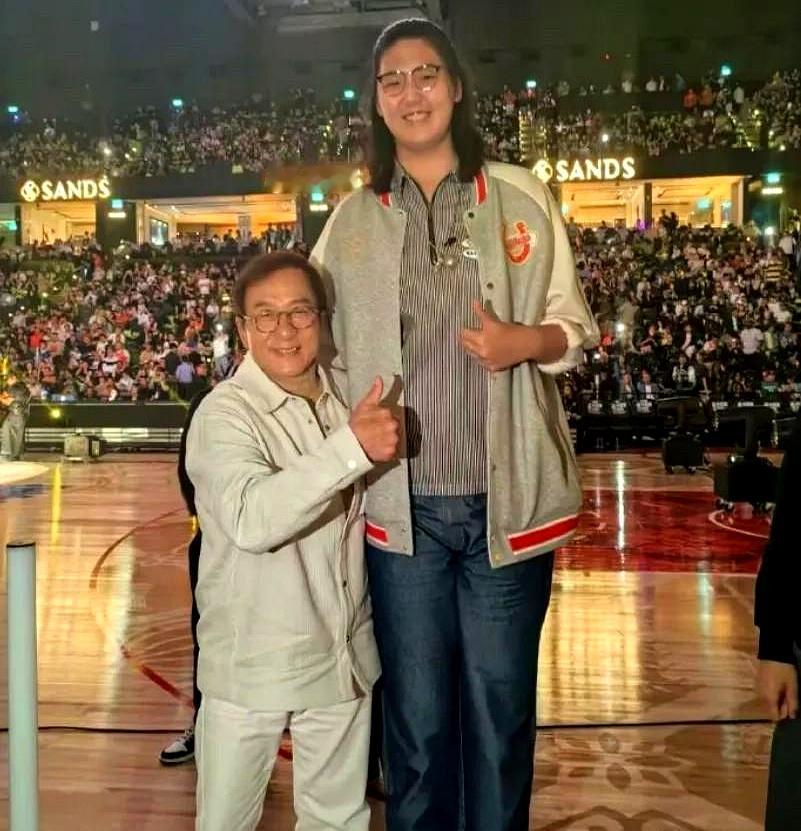 张子宇明年才到二十岁呢，满世界跑着去见世面，结果在澳门遇见成龙大哥时激动得眼眶都快湿润了，这小姑娘追星的样子还挺真实
 

不过话说回来，外边盯着她的眼睛可真不少，欧美那边早盯上了，选秀资格也是迟早的事，想去高级别的赛场闯荡心思非常重
 

虽说已经有不少队伍在跟她团队接触，可现实摆在眼前，山东高速