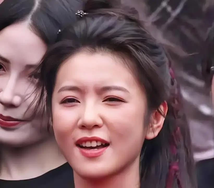 以前总觉得古装剧里白到发光的女明星全靠后期滤镜和磨皮

直到今天我那去横店凑热闹的朋友回来跟我透了底，彻底颠覆了我的认知

她满脸激动地憋出一句大实话

以后千万别再拿“美女”这两个字去形容李云霄了

用我朋友的原话来说，这简直是在拉低人家的档次，得叫女神才勉强够格

刚好今天《河东小镖师》剧组在横