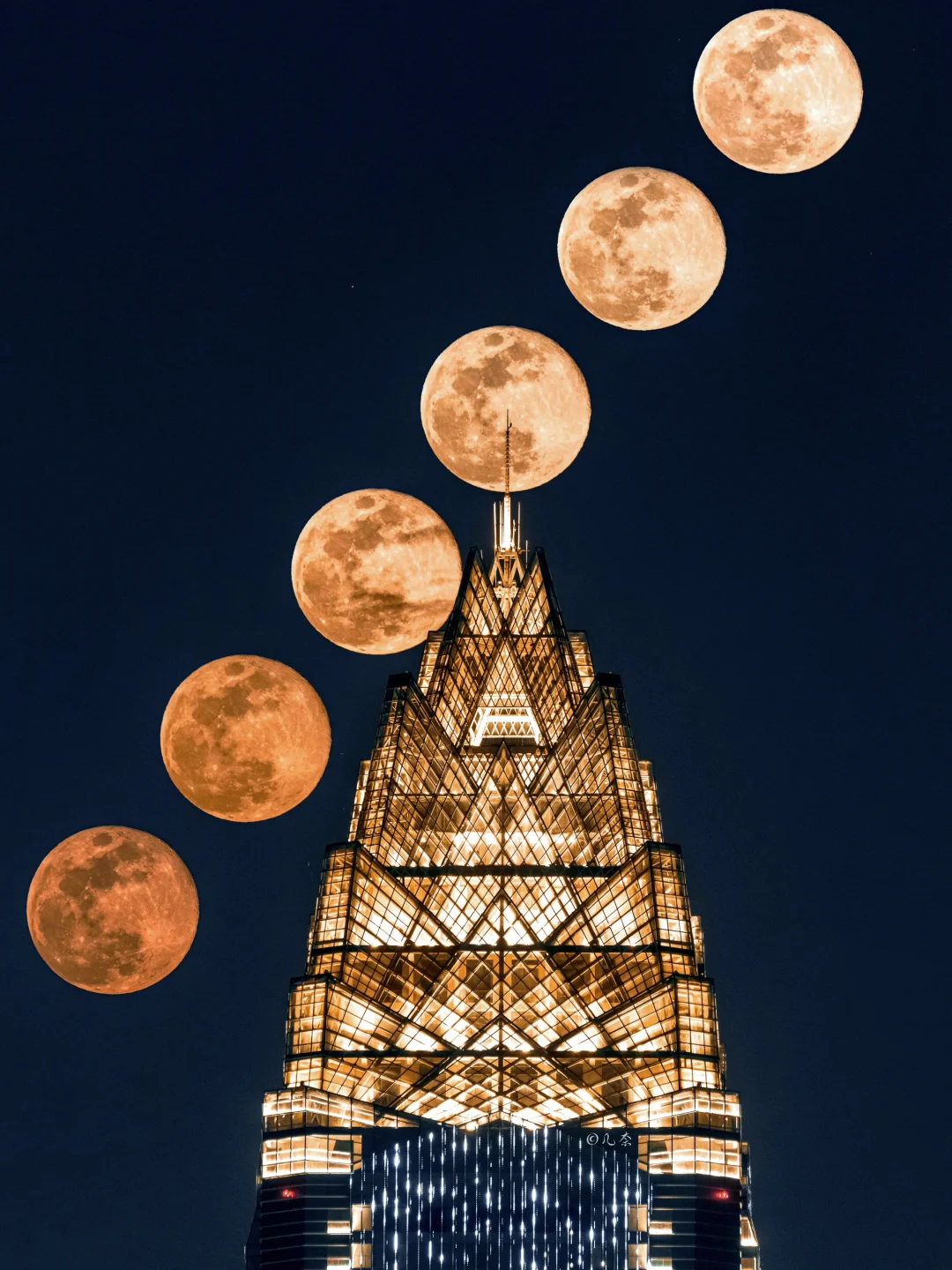 我在3000米外拍到了月亮穿过世贸大厦塔尖🌕